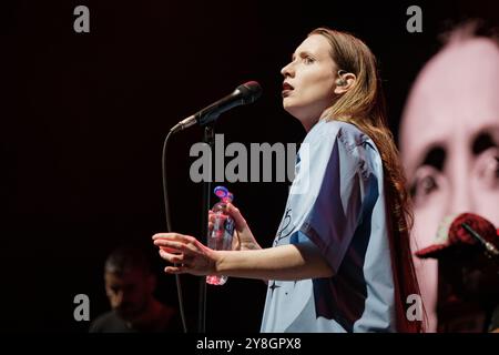 Florence Shaw (voce solista) with Dry Cleaning, apertura per Nick Cave & The Bad Seeds durante il Wild God tour a Stoccolma, 3 ottobre 2024 Foto Stock