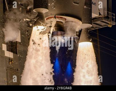 Cape Canaveral, Florida, Stati Uniti. 4 ottobre 2024. Un razzo Vulcan Centaur della United Launch Alliance (ULA) viene lanciato dallo Space Launch Complex-41 (SLC-41), Cape Canaveral Space Force Station, Florida, il 4 ottobre 2024, trasportando zavorra e una serie di esperimenti e dimostrazioni tecnologiche. Questa missione chiamata Cert-2 è cruciale per ottenere la certificazione dalla United States Space Force per trasportare carichi utili per la sicurezza nazionale. (Credit Image: © Charles Briggs/ZUMA Press Wire) SOLO PER USO EDITORIALE! Non per USO commerciale! Foto Stock