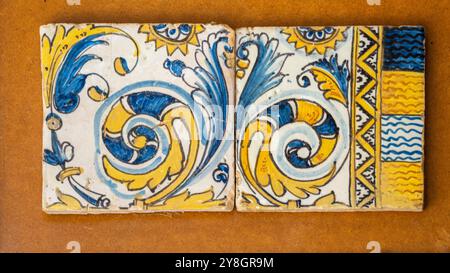 Piastrelle per facciate alte, piastrelle smaltate e dipinte, XVII secolo, bottega aragonese, Museo Diocesano Huesca, comunità aragonese, Spagna. Foto Stock