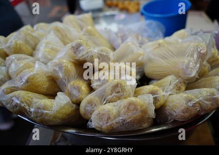 Mais al vapore sulla pannocchia in vendita in un mercato coreano Foto Stock