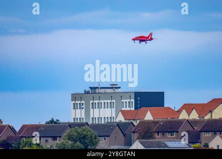 Il jet a freccia rossa della Royal Air Force vola in basso sopra la città di Lossiemouth entrando in pista Foto Stock