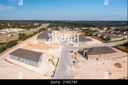 Vista aerea con drone delle nuove case in costruzione vicino a Georgetown, Texas, per adulti anziani Foto Stock