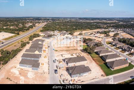 Vista aerea con drone delle nuove case in costruzione vicino a Georgetown, Texas, per adulti anziani Foto Stock