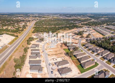 Vista aerea con drone delle nuove case in costruzione vicino a Georgetown, Texas, per adulti anziani Foto Stock