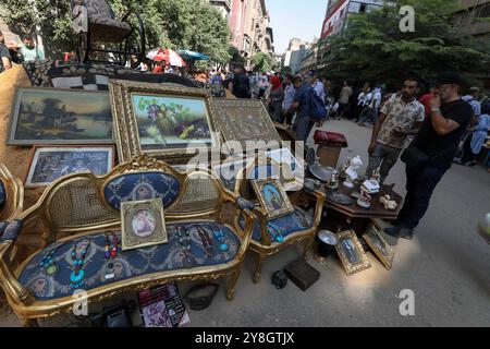 Mercato dell'antiquariato in Egitto beni in vendita al mercato dell'antiquariato Diana al Cairo, Egitto, il 5 ottobre 2024. Il mercato Diana di fronte al cinema Diana Palace nel centro del Cairo si tiene ogni sabato, attirando collezionisti di antiquariato alla ricerca di pezzi rari e antichi provenienti da tutto l'Egitto e oltre. Cairo Egitto Copyright: XMatrixxImagesx/xKhaledxElfiqix Foto Stock