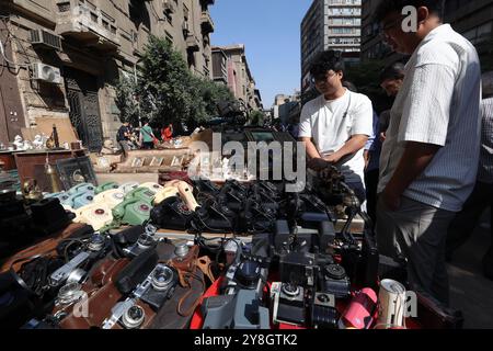 Mercato dell'antiquariato in Egitto beni in vendita al mercato dell'antiquariato Diana al Cairo, Egitto, il 5 ottobre 2024. Il mercato Diana di fronte al cinema Diana Palace nel centro del Cairo si tiene ogni sabato, attirando collezionisti di antiquariato alla ricerca di pezzi rari e antichi provenienti da tutto l'Egitto e oltre. Cairo Egitto Copyright: XMatrixxImagesx/xKhaledxElfiqix Foto Stock