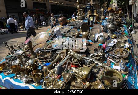 Mercato dell'antiquariato in Egitto beni in vendita al mercato dell'antiquariato Diana al Cairo, Egitto, il 5 ottobre 2024. Il mercato Diana di fronte al cinema Diana Palace nel centro del Cairo si tiene ogni sabato, attirando collezionisti di antiquariato alla ricerca di pezzi rari e antichi provenienti da tutto l'Egitto e oltre. Cairo Egitto Copyright: XMatrixxImagesx/xKhaledxElfiqix Foto Stock