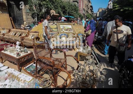 Mercato dell'antiquariato in Egitto beni in vendita al mercato dell'antiquariato Diana al Cairo, Egitto, il 5 ottobre 2024. Il mercato Diana di fronte al cinema Diana Palace nel centro del Cairo si tiene ogni sabato, attirando collezionisti di antiquariato alla ricerca di pezzi rari e antichi provenienti da tutto l'Egitto e oltre. Cairo Egitto Copyright: XMatrixxImagesx/xKhaledxElfiqix Foto Stock