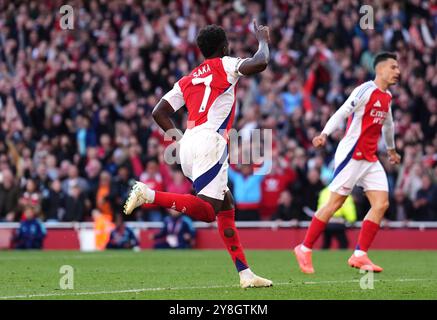 Bukayo Saka dell'Arsenal celebra il terzo gol della squadra durante la partita di Premier League all'Emirates Stadium di Londra. Data foto: Sabato 5 ottobre 2024. Foto Stock