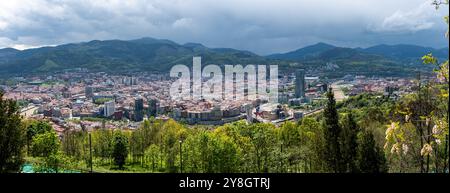 Vista panoramica dal centro di Bilbao e dal famoso museo Guggenheim visto dalla collina di Artxandako, regione basca in Spagna Foto Stock