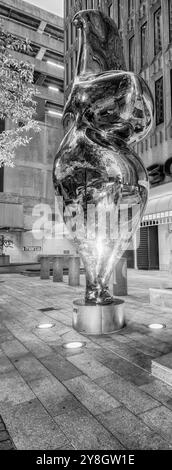 Foto in bianco e nero di una strana scultura ad Atlanta, fuori da un hotel (GA, Atlanta City, 2024) Foto Stock