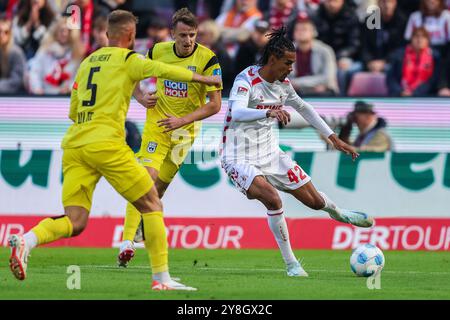 Germania. 5 ottobre 2024. Fussball 2. Bundesliga 8. Spieltag 1. FC Koeln - SSV Ulm 1846 am 05.10.2024 im RheinEnergieStadion in Koeln Johannes Reichert ( Ulm ), Links - Lennart Stoll ( Ulm ), mitte - Damion Downs ( Koeln ), rechts regolamenti DFL vietano qualsiasi uso di fotografie come sequenze di immagini e/o quasi-video. Foto: Revierfoto credito: ddp media GmbH/Alamy Live News Foto Stock