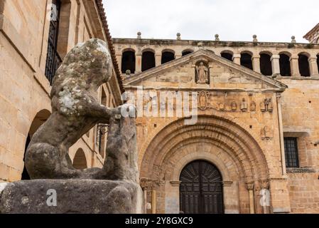 Dettagli architettonici della Collegiata romanica di Santillana o Colegiata de Santa Juliana nella cittadina medievale di Santillana del Mar, Foto Stock