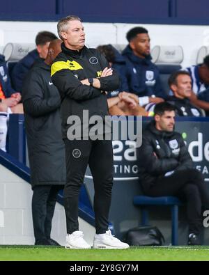 Il manager del Millwall, Neil Harris durante il match per il titolo Sky Bet tra West Bromwich Albion e Millwall agli Hawthorns di West Bromwich sabato 5 ottobre 2024. (Foto: Stuart Leggett | mi News) crediti: MI News & Sport /Alamy Live News Foto Stock