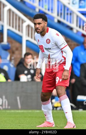 Jamie Reid (19 Stevenage) guarda durante la partita di Sky Bet League 1 tra Peterborough e Stevenage a London Road, Peterborough, sabato 5 ottobre 2024. (Foto: Kevin Hodgson | mi News) crediti: MI News & Sport /Alamy Live News Foto Stock