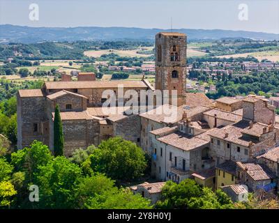 Veduta aerea della Cattedrale di Colle di Val d'Elsa e delle case della città alta, Colle Val d'Elsa, provincia di Siena, Italia Foto Stock