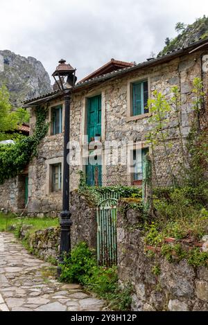 Pittoresche case in pietra nel villaggio di Caino de Valdeon, alla fine del sentiero escursionistico della gola di Cares nei monti Picos de Europa nelle Asturie, Nort Foto Stock
