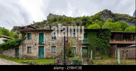 Case pittoresche nel villaggio di Caino de Valdeon, alla fine del sentiero escursionistico della gola di Cares nei monti Picos de Europa nelle Asturie, nel nord del Sud Foto Stock