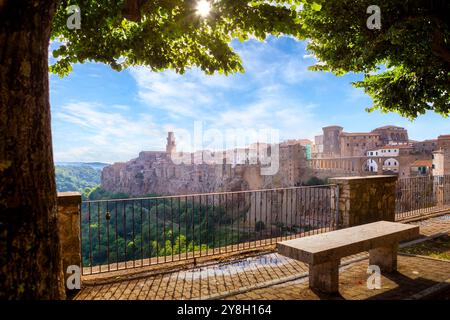 Vista panoramica sul centro storico di Pitigliano, provincia di Grosseto, Toscana, Italia Foto Stock