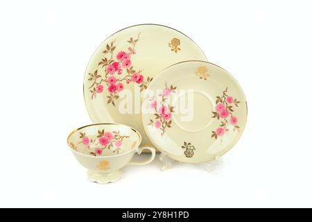 Tazza e piattino in porcellana vintage isolati su sfondo bianco. Foto Stock