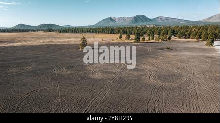 Vista aerea dell'area di Cinder Hills OHV e delle San Francisco Peaks fuori Flagstaff, Arizona, USA Foto Stock