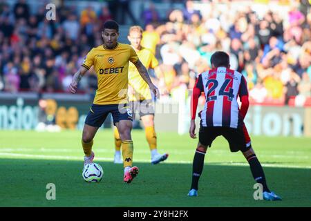 Londra, Regno Unito. 5 settembre 2024. Londra, Inghilterra, 5 ottobre 2024: Joao Gomes (8 Wolverhampton Wanderers) riceve pressione da Mikkel Damsgaard (24 Brentford) durante la partita di Premier League tra Brentford e Wolverhampton Wanderers al Gtech Community Stadium di Londra, Inghilterra (Alexander Canillas/SPP) credito: SPP Sport Press Photo. /Alamy Live News Foto Stock