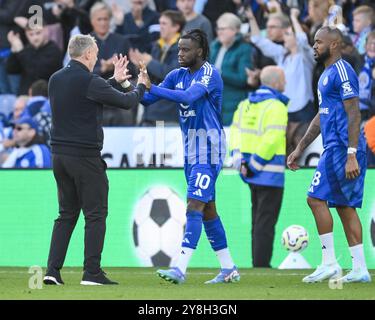 Leicester, Regno Unito. 5 ottobre 2024. Steve Cooper Manager di Leicester City celebra la sua prima vittoria in campionato Stephy Mavididi di Leicester City al termine della partita di Premier League Leicester City vs Bournemouth al King Power Stadium di Leicester, Regno Unito, 5 ottobre 2024 (foto di Craig Thomas/News Images) in, il 10/5/2024. (Foto di Craig Thomas/News Images/Sipa USA) credito: SIPA USA/Alamy Live News Foto Stock