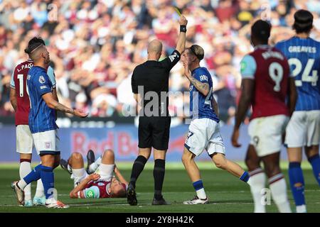 Londra, Regno Unito. 5 ottobre 2024. L'arbitro Anthony Taylor prenota il centrocampista dell'Ipswich Jack Clarke con un cartellino giallo durante la partita tra West Ham United FC e Ipswich Town FC English Premier League al London Stadium, Londra, Inghilterra, Regno Unito il 5 ottobre 2024 Credit: Every Second Media/Alamy Live News Foto Stock