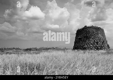 Nuraghe e chiesa romanica di Santa Sabina, Silanus, provincia di Nuoro, Sardegna, Italia Foto Stock