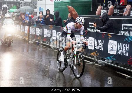 Bologna, Italia. 5 ottobre 2024. Bologna, Italia - Cronaca - 5 ottobre 2024 - gara ciclistica giro dell'Emilia vincitore Tadej Pogacar - (foto Michele Nucci/LaPresse) News - Bologna, Italia - 05 ottobre 2024 - vincitore del giro dell'Emilia Tadej Pogacar - (foto Michele Nucci/LaPresse) crediti: LaPresse/Alamy Live News Foto Stock