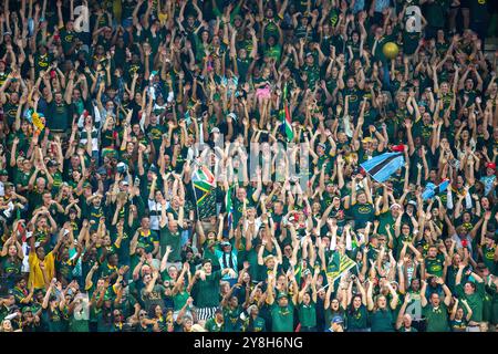 Tifosi entusiasti in uno stadio Mbombela ricco di emozioni che fa un'onda messicana Foto Stock