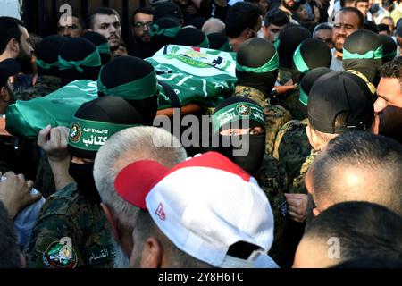 Tripoli, Libano. 5 ottobre 2024. I sostenitori di Hamas in Libano e palestinesi portano la bara del leader di Hamas Saeed Atallah Ali, durante la sua processione funebre nella città portuale settentrionale libanese di Tripoli. Credito: Stringer/dpa/Alamy Live News Foto Stock