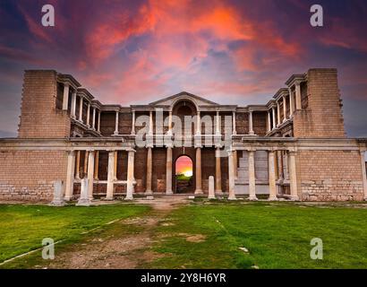 Foto grandangolare del Tempio di Artemide alla città antica di Sardes Lydia al tramonto. Sarde, sardi o sardi antica città come concetto di turismo e tempo libero. Foto Stock