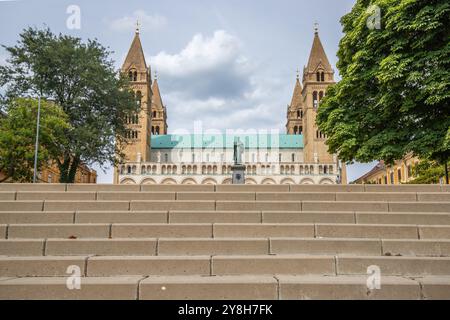 Vecchi edifici splendidamente decorati in una storica città vecchia. Immagine dal centro della città delle cinque Chiese, Pécs, DL-Dunntl, Ungheria Foto Stock