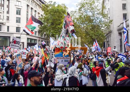 Londra, Inghilterra, Regno Unito. 5 ottobre 2024. Migliaia di persone marciano nel centro di Londra in solidarietà con la Palestina e il Libano per celebrare il primo anniversario della guerra tra Israele e Hamas, iniziata quando Hamas uccise e rapì israeliani al festival musicale Nova il 7 ottobre 2023. (Credit Image: © Vuk Valcic/ZUMA Press Wire) SOLO PER USO EDITORIALE! Non per USO commerciale! Foto Stock