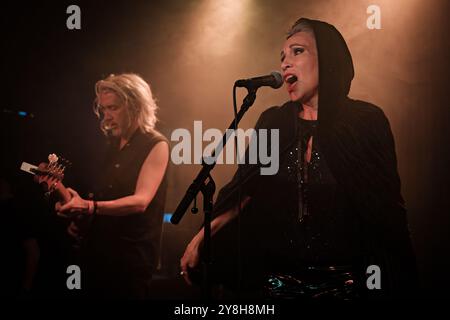 Mona Soyoc (voce) e Pierre Corneau (basso) con Kas Product Reloaded in concerto a Stoccolma (20 settembre 2024) Foto Stock