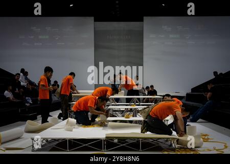 Thailandia. 5 ottobre 2024. La gente costruisce una pista durante il 4° giorno della settimana Internazionale della Moda di Bangkok al Siam Paragon di Bangkok, Thailandia, il 5 ottobre 2024. Crediti: Matt Hunt/Neato/Alamy Live News Foto Stock