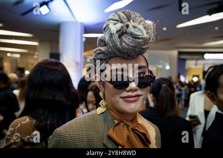 Thailandia. 5 ottobre 2024. Qualcuno in couture partecipa al 4° giorno della settimana internazionale della moda di Bangkok al Siam Paragon di Bangkok, Thailandia, il 5 ottobre 2024. Crediti: Matt Hunt/Neato/Alamy Live News Foto Stock