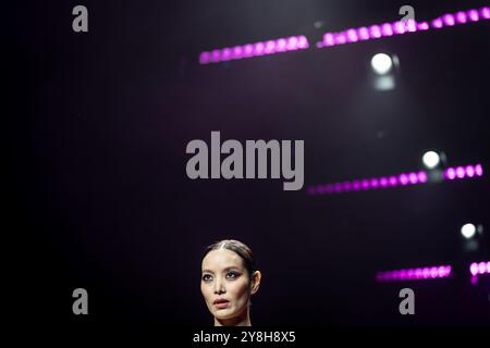 Thailandia. 5 ottobre 2024. Una modella cammina sulla pista durante il 4° giorno della settimana Internazionale della Moda di Bangkok al Siam Paragon di Bangkok, Thailandia, il 5 ottobre 2024. Crediti: Matt Hunt/Neato/Alamy Live News Foto Stock