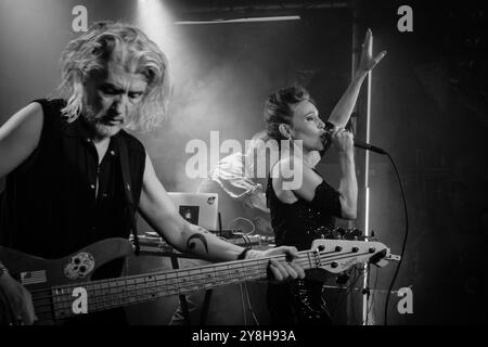 Mona Soyoc (voce) e Pierre Corneau (basso) con Kas Product Reloaded in concerto a Stoccolma (20 settembre 2024) Foto Stock