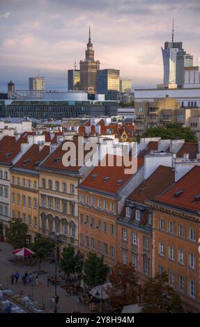 Una splendida vista di Varsavia, Polonia, con architettura storica e grattacieli moderni. Il paesaggio urbano cattura sia la tradizione che il progresso in un ettaro Foto Stock