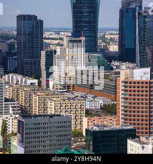 Una splendida vista del paesaggio urbano di Varsavia che mostra un mix di grattacieli moderni e architettura storica sotto un cielo azzurro. Foto Stock