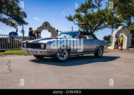 Gulfport, MS - 2 ottobre 2023: Vista dall'angolo anteriore con prospettiva bassa di una Chevrolet Camaro Convertibile del 1969 in una mostra automobilistica locale. Foto Stock