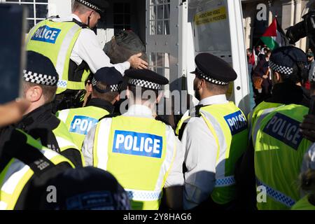 Londra, Regno Unito. 5 ottobre 2024. La polizia ha arrestato una donna anziana con l'accusa di antisemitismo durante una protesta pacifica nel centro di Londra, che ha visto un'affluenza di oltre trecentomila sostenitori del cessate il fuoco. La protesta, che chiedeva la fine della violenza in Palestina e Libano, è rimasta in gran parte pacifica nonostante l'arresto. Crediti: Sinai Noor/Alamy Live News Foto Stock