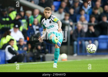 Liverpool, Regno Unito. 5 ottobre 2024. Kieran Trippier del Newcastle United supera il pallone. Partita di Premier League, Everton contro Newcastle Utd al Goodison Park di Liverpool sabato 5 ottobre 2024. Questa immagine può essere utilizzata solo per scopi editoriali. Solo per uso editoriale, foto di Chris Stading/Andrew Orchard fotografia sportiva/Alamy Live news credito: Andrew Orchard fotografia sportiva/Alamy Live News Foto Stock