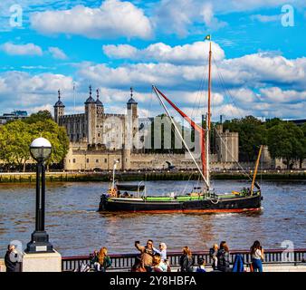 Barca a vela "Will" passando per la Torre di Londra sul Tamigi, Londra, Inghilterra Foto Stock
