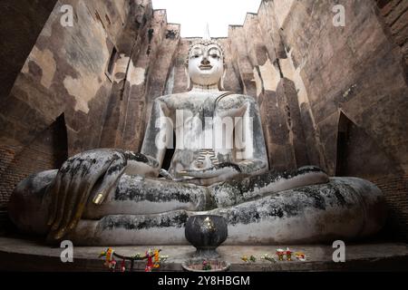 Statua del buddha bianco al tempio Sri Chum nel Parco storico di Sukhothai, Sukothai Thailandia Foto Stock