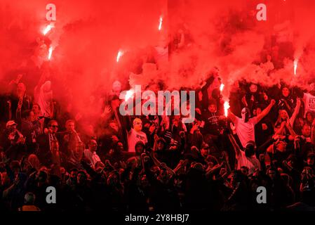 Kortrijk, Belgio. 5 ottobre 2024. Tifosi con fuochi d'artificio e bombe fumogene raffigurati durante una partita di calcio tra KV Kortrijk e KRC Genk, sabato 05 ottobre 2024 a Kortrijk, il giorno 10 della stagione 2024-2025 della "Jupiler Pro League" prima divisione del campionato belga. BELGA FOTO KURT DESPLENTER credito: Belga News Agency/Alamy Live News Foto Stock