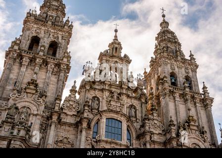 Magnifici dettagli architettonici barocchi della facciata occidentale della famosa cattedrale di Santiago de Compostela in Galizia, Spagna Foto Stock