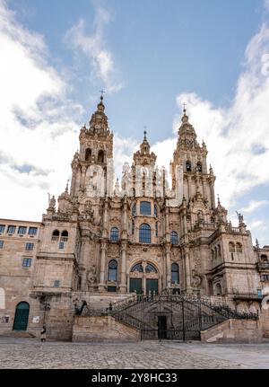 Magnifici dettagli architettonici barocchi della facciata occidentale della famosa cattedrale di Santiago de Compostela in Galizia, Spagna Foto Stock